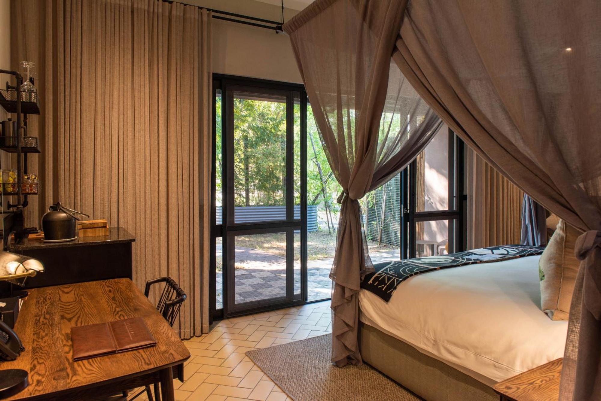 Kruger Shalati - Train On The Bridge & Garden Suites Скукуза Екстериор снимка