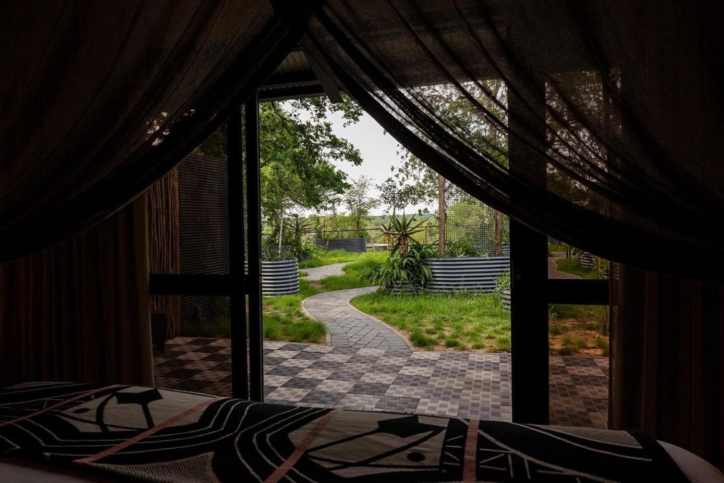 Kruger Shalati - Train On The Bridge & Garden Suites Скукуза Екстериор снимка