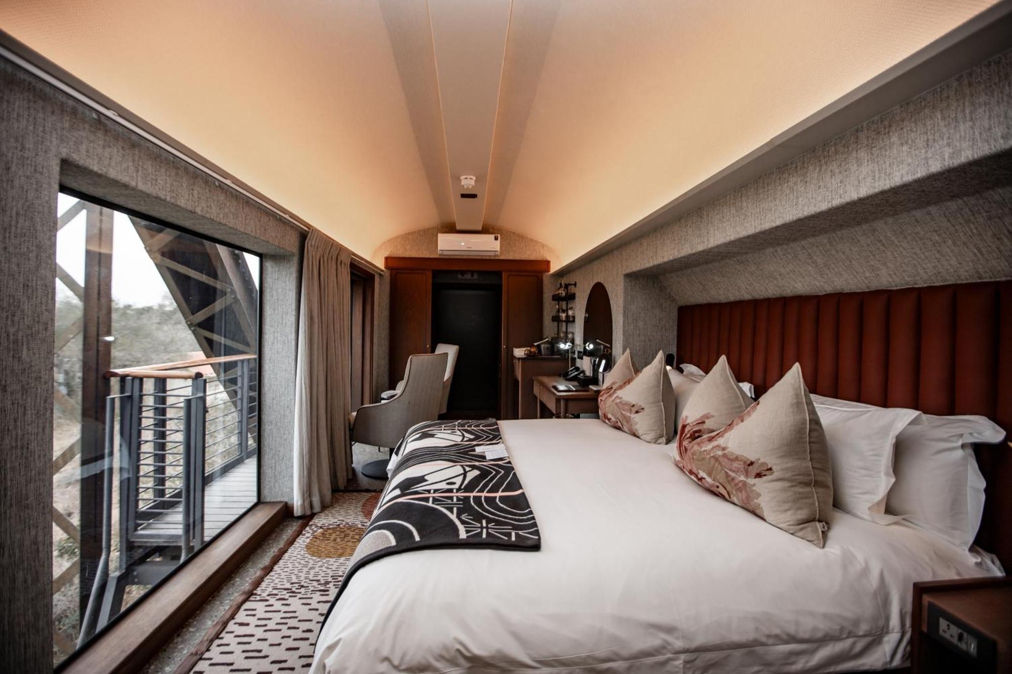 Kruger Shalati - Train On The Bridge & Garden Suites Скукуза Екстериор снимка