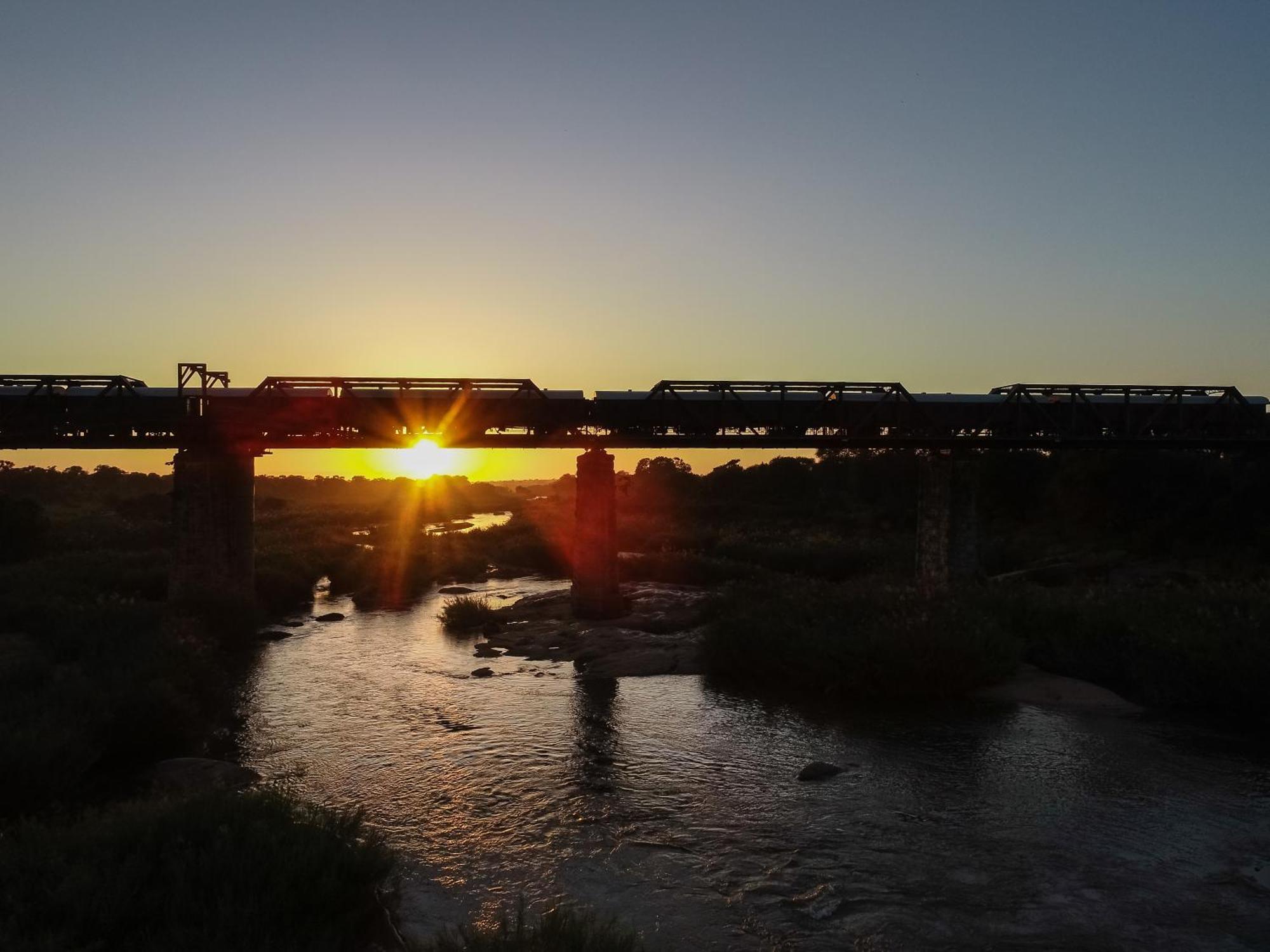Kruger Shalati - Train On The Bridge & Garden Suites Скукуза Екстериор снимка