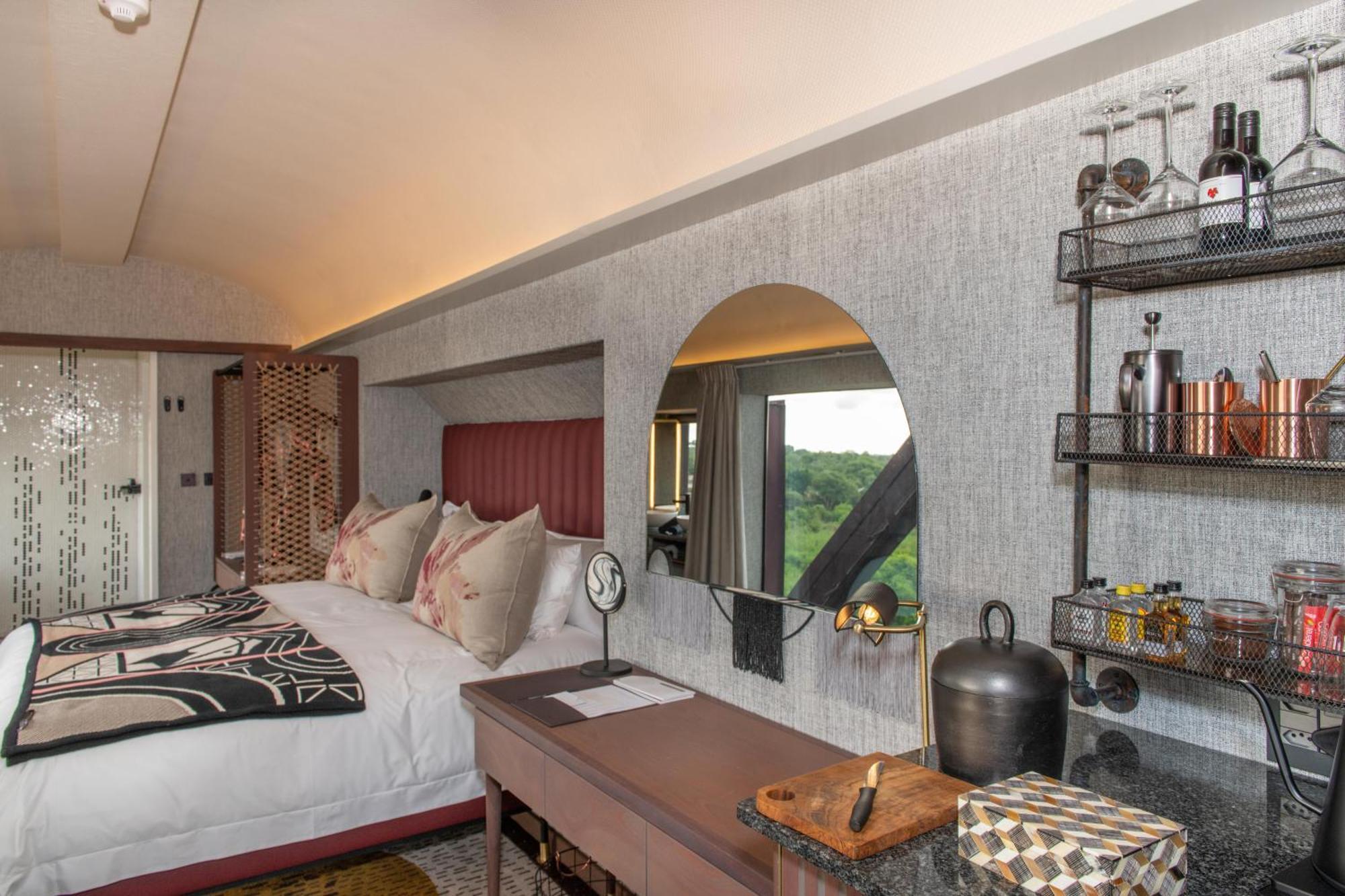 Kruger Shalati - Train On The Bridge & Garden Suites Скукуза Екстериор снимка