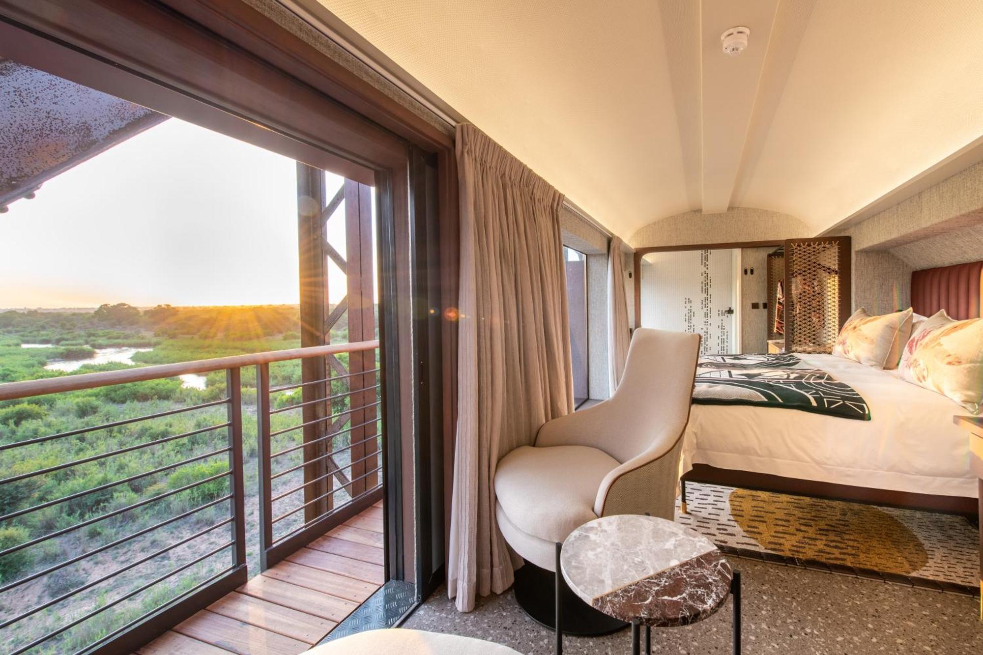 Kruger Shalati - Train On The Bridge & Garden Suites Скукуза Екстериор снимка